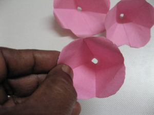 Krok 6: Sklej krawędzie razem - papierowy kwiatek
