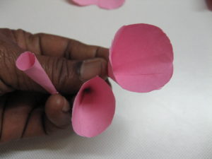 Krok 6: Sklej krawędzie razem - papierowy kwiatek