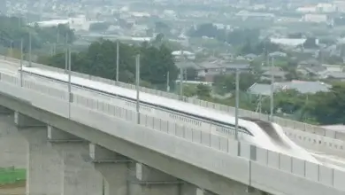 SCMAGLEV L0 podczas jazdy próbnej na torze w prefekturze Yamanashi